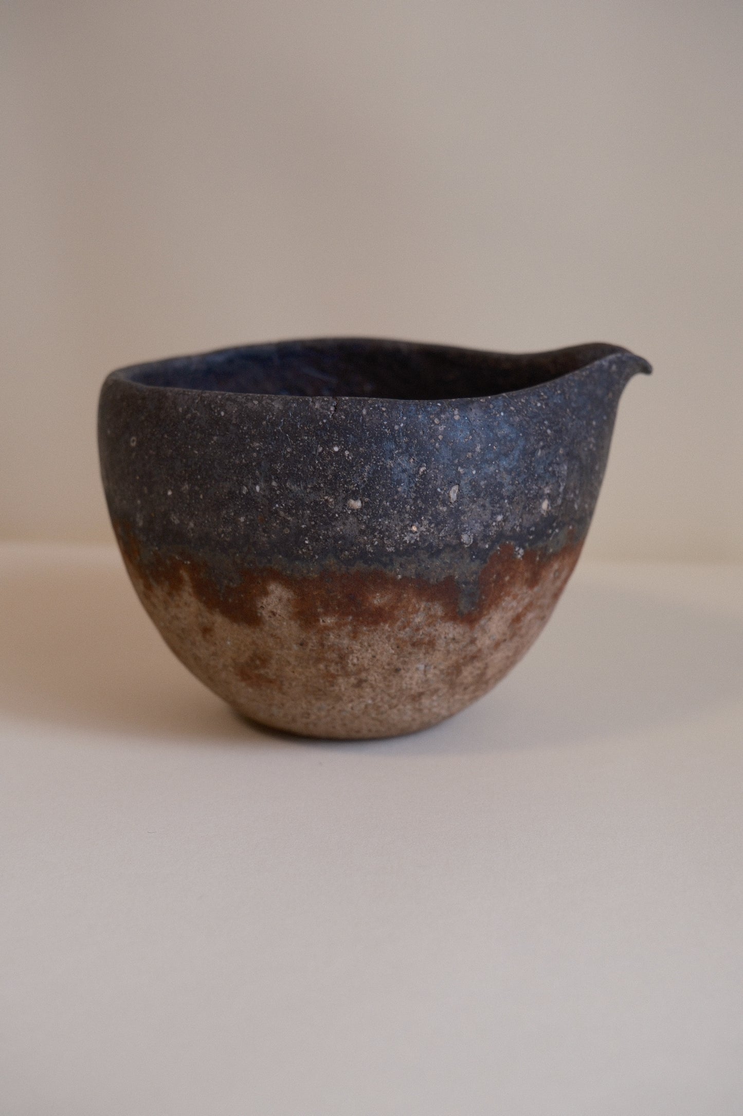 黑釉片口